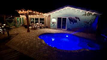 Alberca al aire libre y alberca climatizada