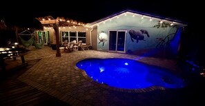 Alberca al aire libre y alberca climatizada