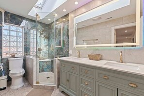 Combined shower/tub, eco-friendly toiletries, hair dryer, towels