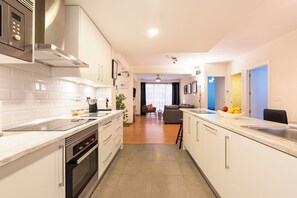 Een koelkast, een microgolfoven, een oven, een kookplaat