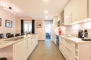 Frigorifero, microonde, forno, piano cottura