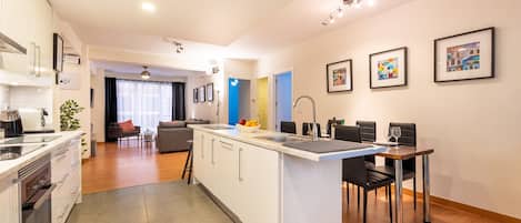 Jääkaappi, mikroaaltouuni, uuni, liesi