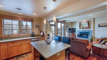 House, 4 Bedrooms | Private kitchen