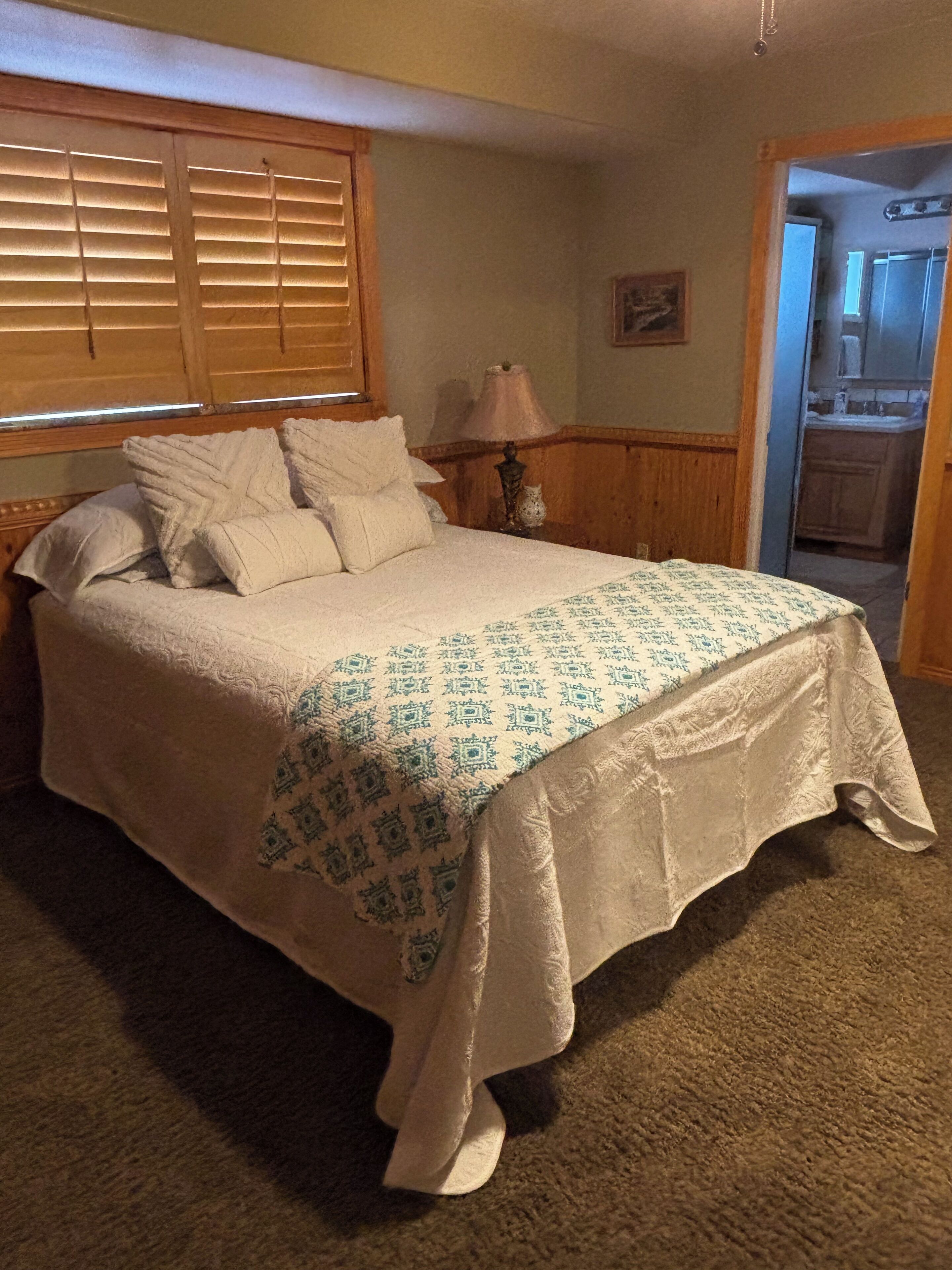 4 bedrooms, desk, iron/ironing board, travel crib