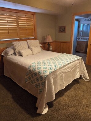 4 slaapkamers, een bureau, een strijkplank/strijkijzer, reisbedje