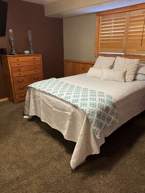 4 bedrooms, desk, iron/ironing board, travel cot - House near SUU and  Shakespeare festival, Bryce Canyon & Zions National Parks (Cedar City)