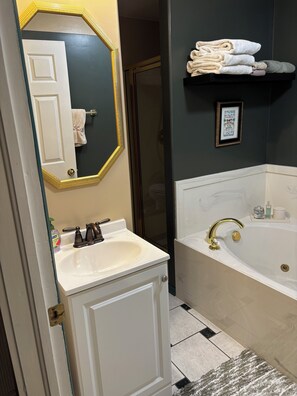 Een bad, een bubbelbad, een haardroger, handdoeken