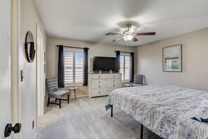 3 habitaciones, escritorio y tabla de planchar con plancha