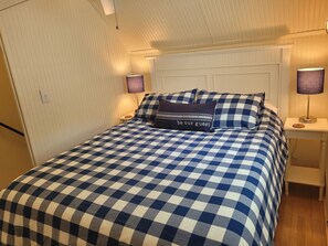 3 bedrooms, desk, WiFi, bed sheets