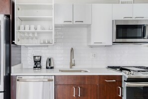 Réfrigérateur, micro-ondes, four, lave-vaisselle