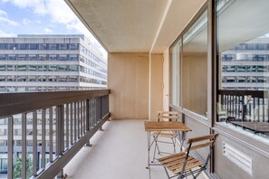 Outdoor dining - Dreamy Crystal City 2BR w/ Gym & Concierge, steps to Metro, by Blueground (Northern Virginia)