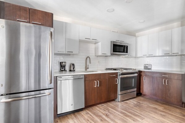 Fridge, microwave, oven, dishwasher - Dreamy Crystal City 2BR w/ Gym & Concierge, steps to Metro, by Blueground (Northern Virginia)
