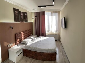 4 bedrooms, desk, iron/ironing board, free WiFi