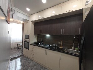 Kühlschrank, Mikrowelle, Ofen, Herdplatte