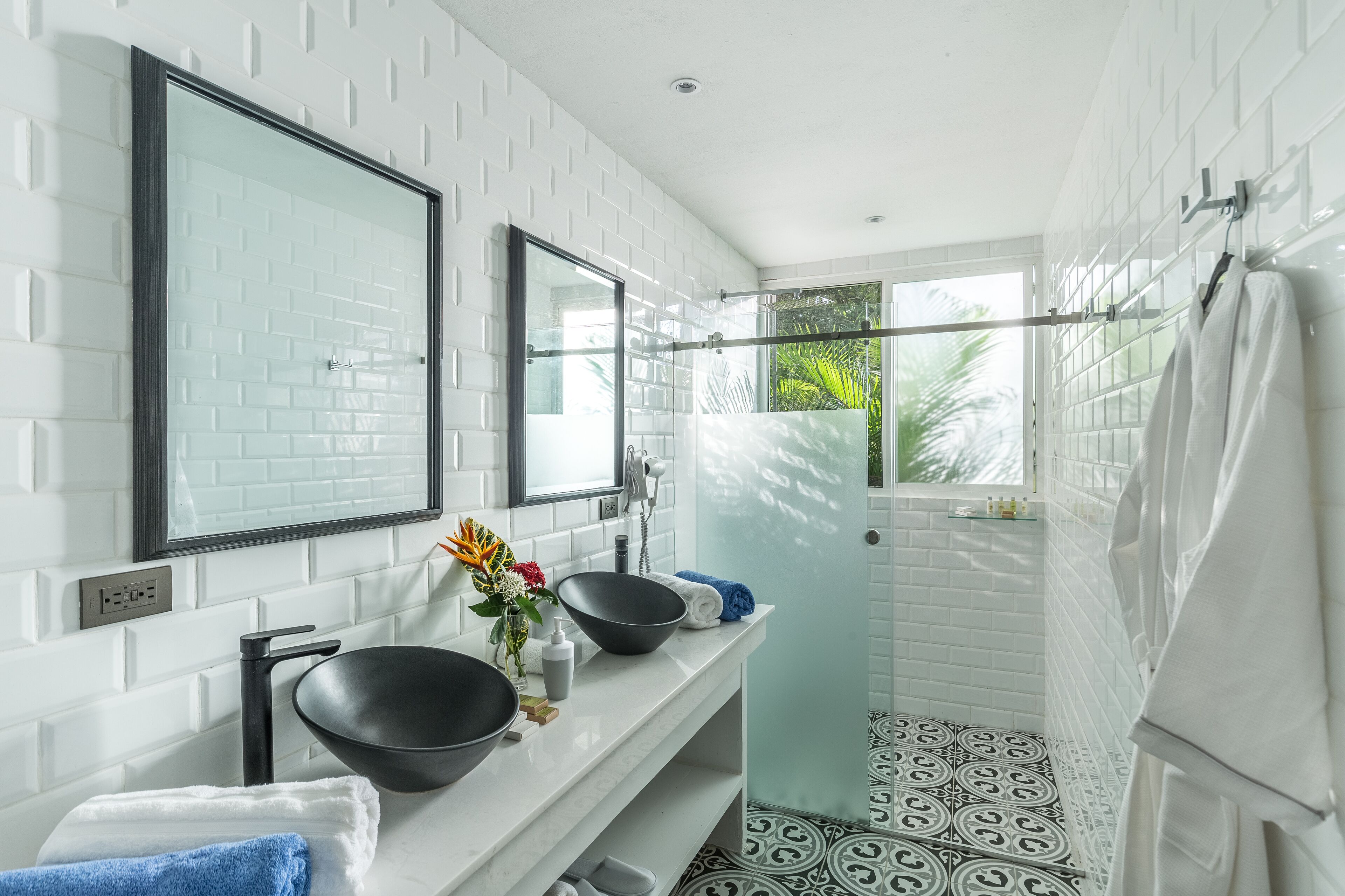 Shower, rainfall showerhead, free toiletries, hair dryer