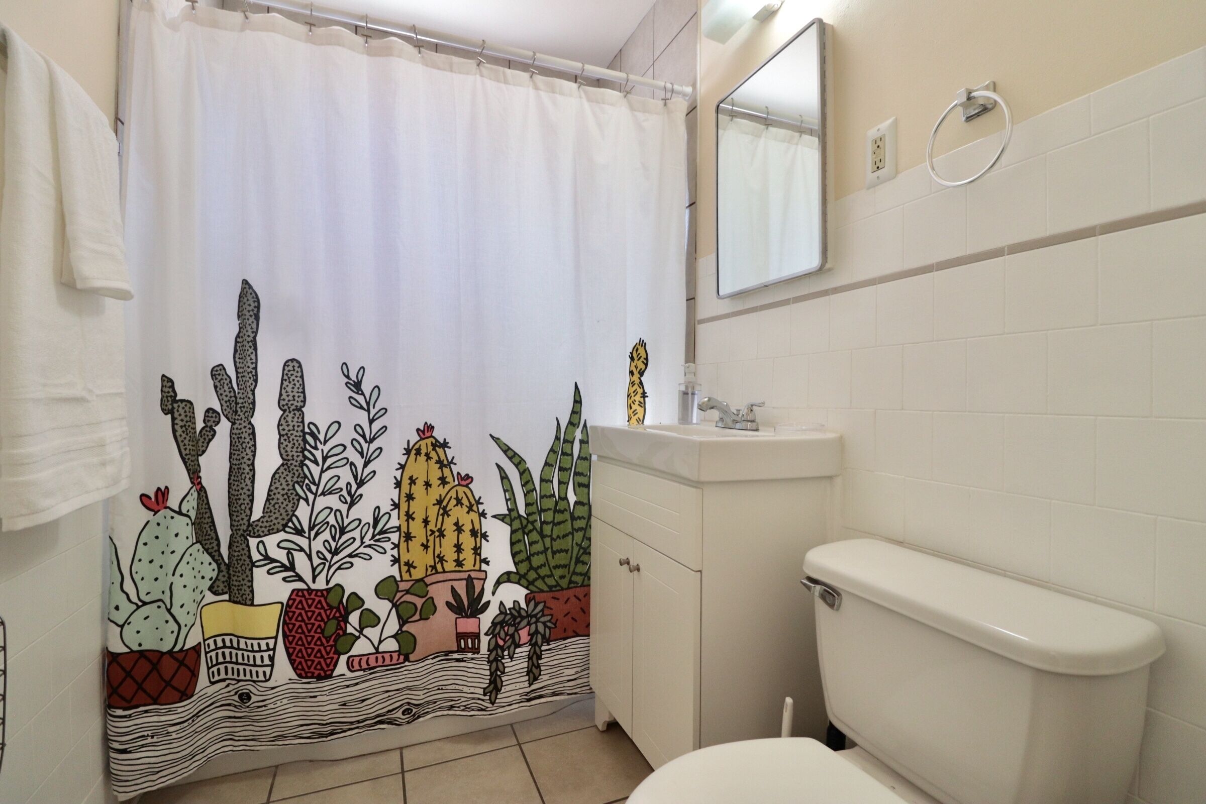 Badewanne, Handtücher, Seife, Toilettenpapier