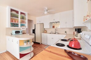 Kjøleskap, mikrobølgeovn, ovn og kokeplater