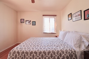 2 habitaciones, escritorio, tabla de planchar con plancha y wifi 