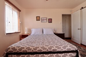 2 slaapkamers, een bureau, een strijkplank/strijkijzer, wifi
