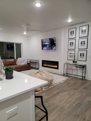 Living area - Cozy New Townhome - W/Fireplace Quiet Neighbors (West Des Moines)