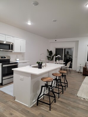 Interior - Cozy New Townhome - W/Fireplace Quiet Neighbors (West Des Moines)