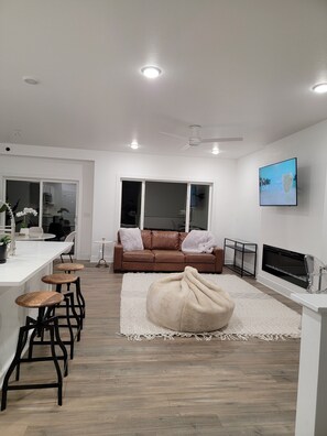 Living area - Cozy New Townhome - W/Fireplace Quiet Neighbors (West Des Moines)