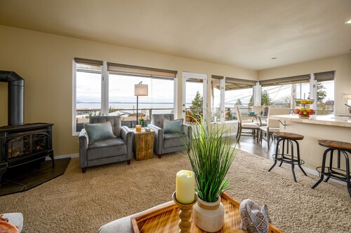 Fantastic Bellingham Bay View Condo just steps to Fairhaven Village & Boardwalk!