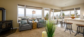 Fantastic Bellingham Bay View Condo just steps to Fairhaven Village & Boardwalk!