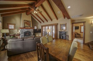 Nhà, 2 phòng ngủ | Khu ăn uống