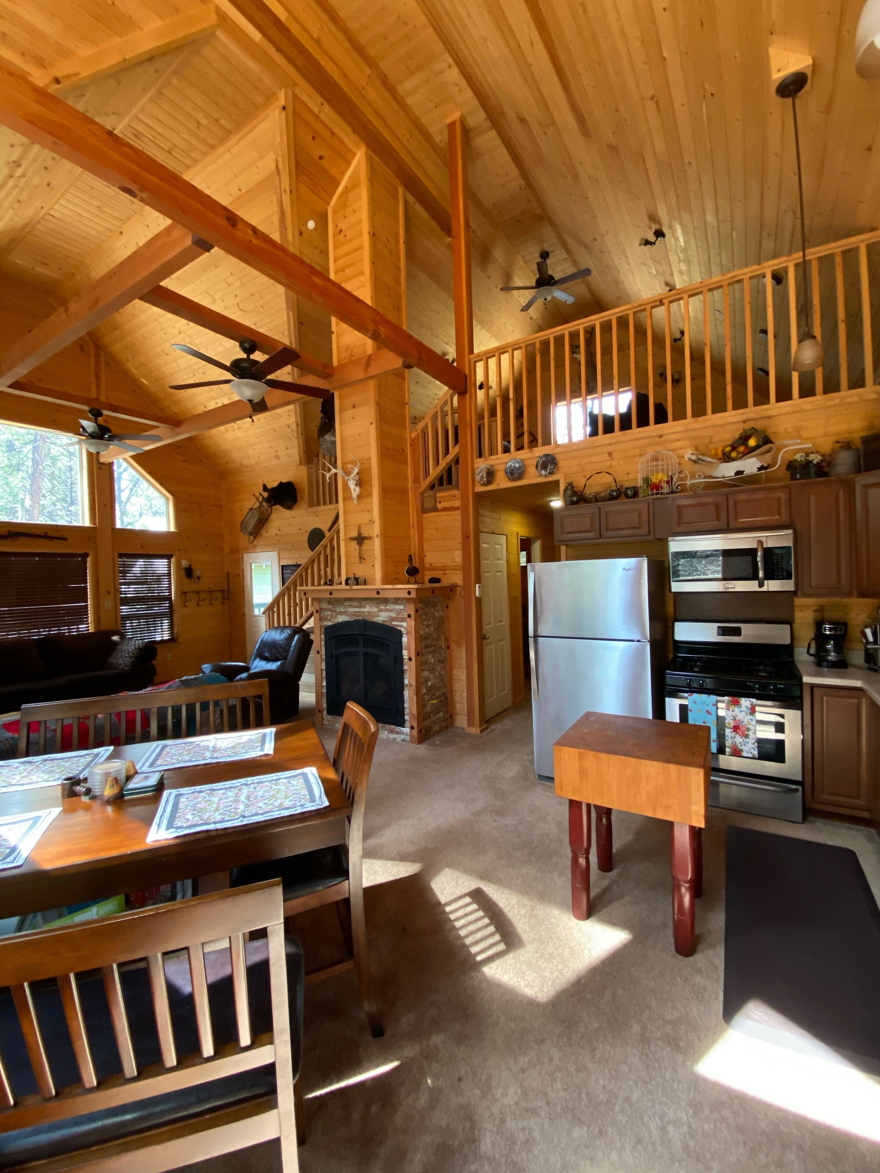 Cabin with guest cottage on the creek