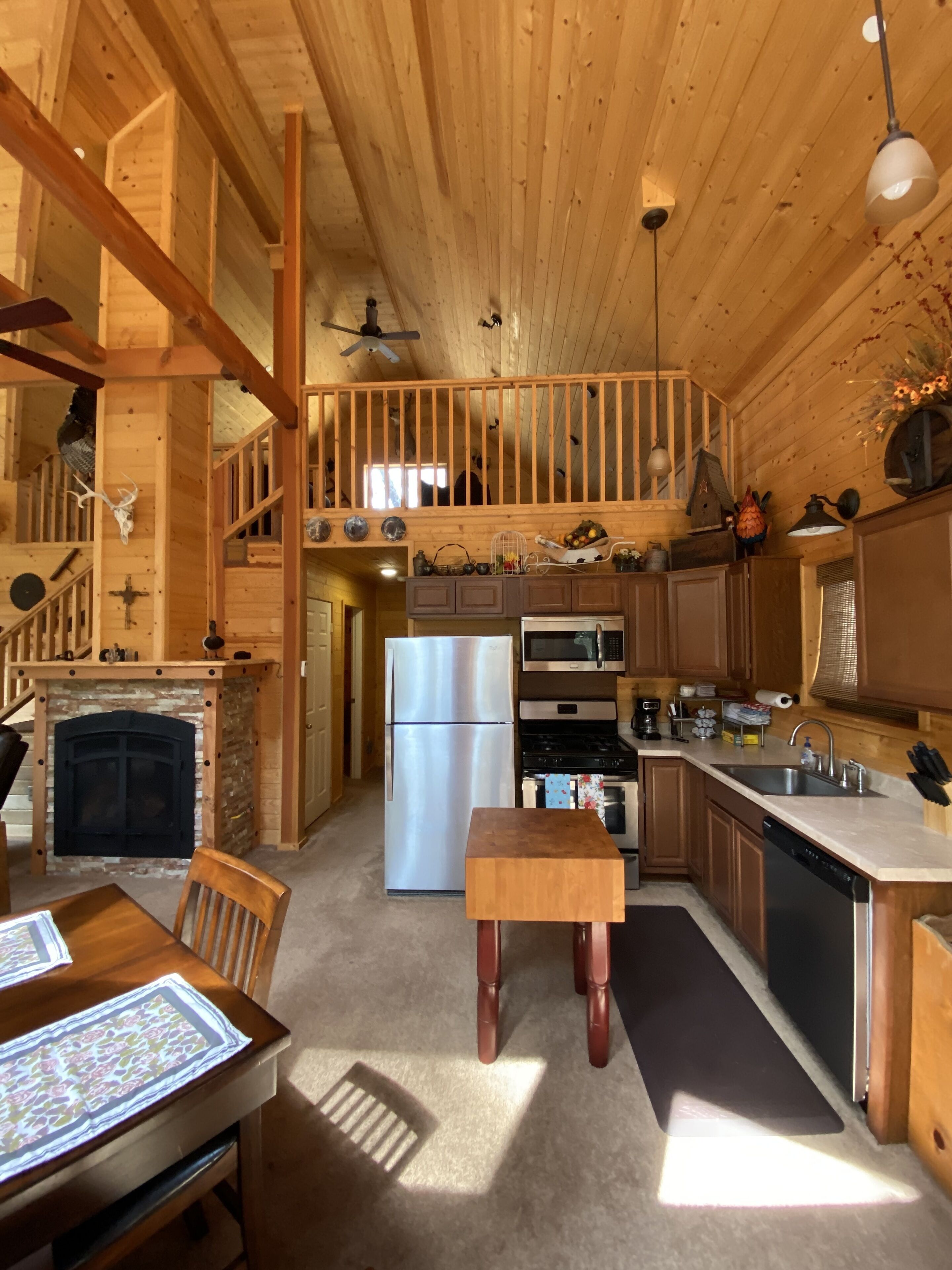 Cabin with guest cottage on the creek