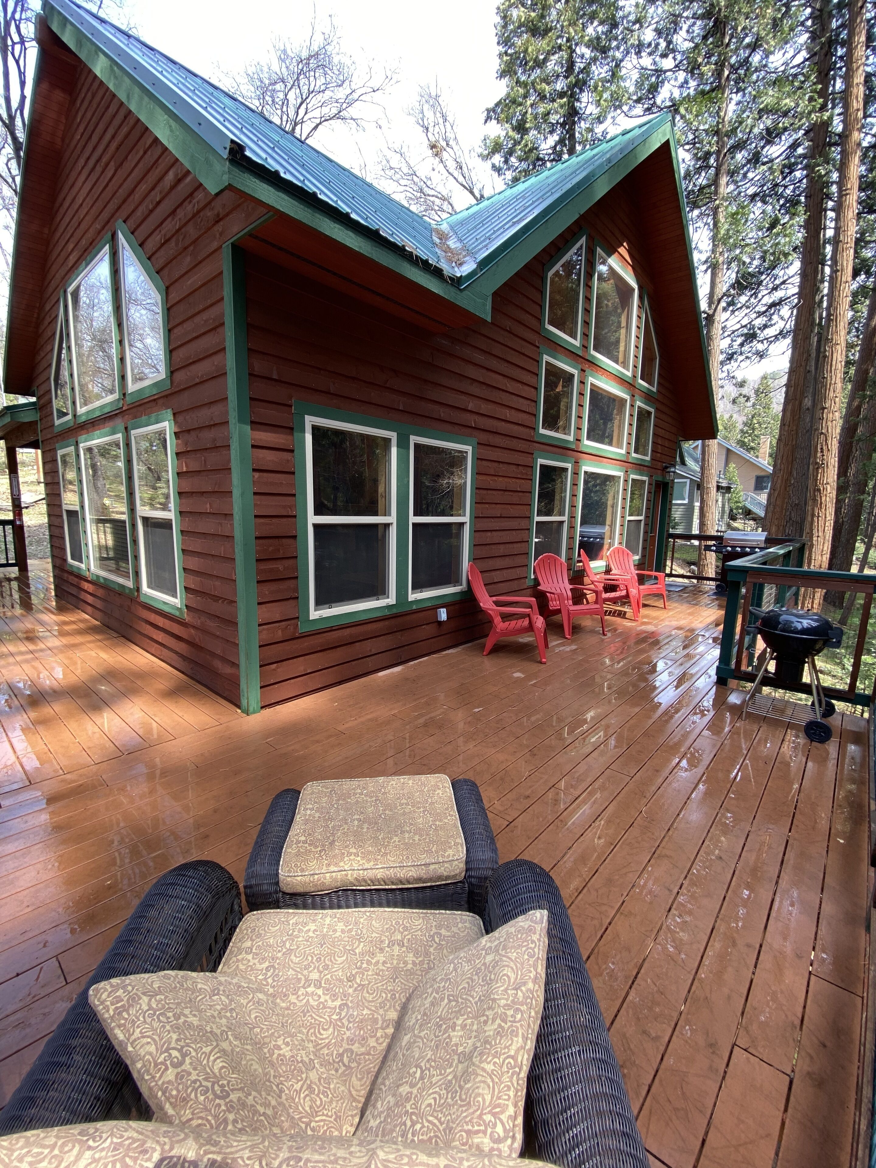 Cabin with guest cottage on the creek