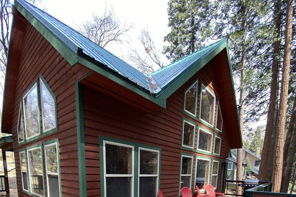 Cabin with guest cottage on the creek