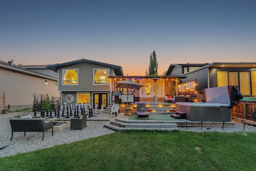 Lakefront Paradise, Hot Tub, Private Beach, Covered Dock, Kayaks, Near Downtown