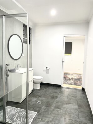 Shower, towels, soap, toilet paper - Rural Retreat (Howard Springs)