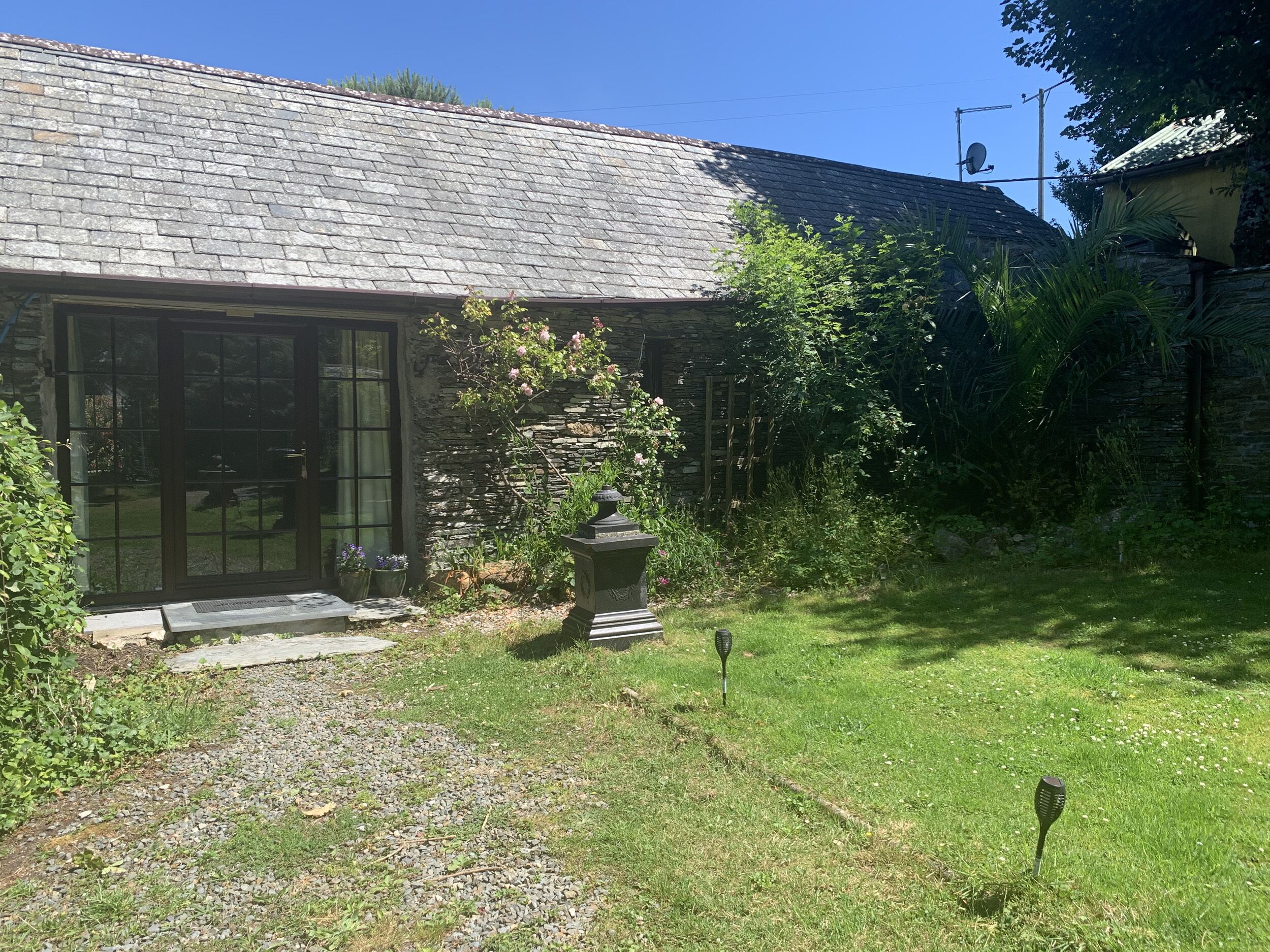 DOWNROW BARN, pet friendly, character holiday cottage in Tintagel