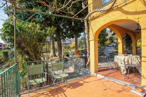 标准别墅, 多间卧室, 山腰 (Charming Villa I Tre Archi) | 室外用餐