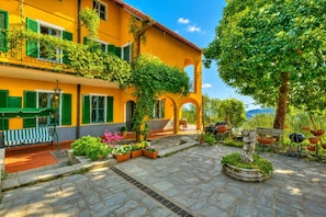 Vila Standar, 3 kamar tidur, balkon, tepi gunung (Villa I Tre Archi for 6 with Private) | Teras/patio