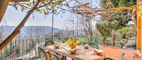 Standard-Villa, Mehrere Schlafzimmer, Bergseite (Charming Villa I Tre Archi) | Speisen im Freien