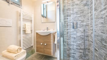Standard Villa, 3 Bedrooms, Balcony, Mountainside (Villa I Tre Archi for 6 with Private) | Bathroom | Hair dryer, bidet, shampoo