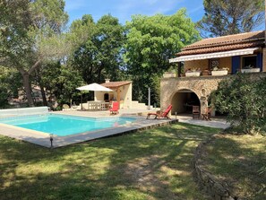 Outdoor pool - Magnificent villa with swimming pool and enclosed garden with trees (Bagnols-sur-Cèze)