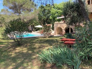 Outdoor pool - Magnificent villa with swimming pool and enclosed garden with trees (Bagnols-sur-Cèze)