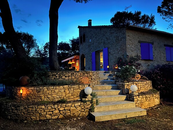 Exterior - Magnificent villa with swimming pool and enclosed garden with trees (Bagnols-sur-Cèze)