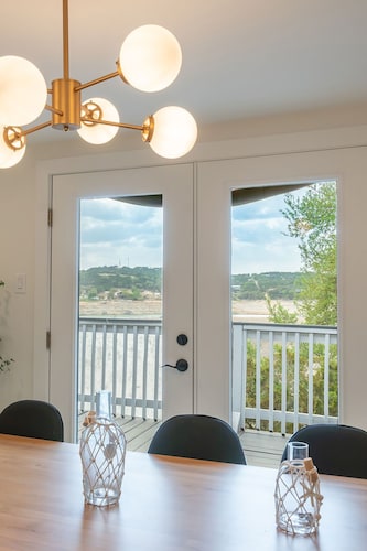 Sleeps 14 • Pool Table • 3 King Beds • Hot Tub