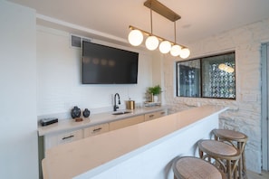 Réfrigérateur, four à micro-ondes, un four, surface de cuisson