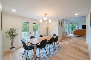 Dining - Sleeps 14 • Pool Table • 3 King Beds • Hot Tub (Lakehills)