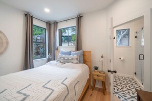 6 bedrooms, desk, iron/ironing board, travel crib
