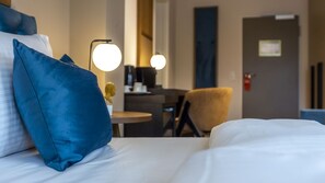 Desk, free WiFi, bed sheets - Delphi Hotel & Restaurant (Neu Wulmstorf)