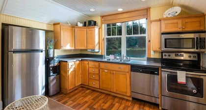 Cozy Boathouse On The Lake W/ Spacious Dock. Boat access only