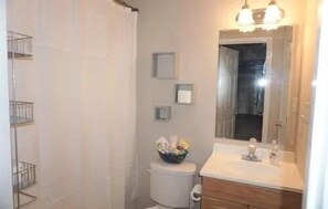 Ensemble douche/baignoire, serviettes fournies, savon, papier toilette